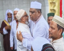 ঈদের জামাতে দেখা, দুই মেয়রের কোলাকুলি